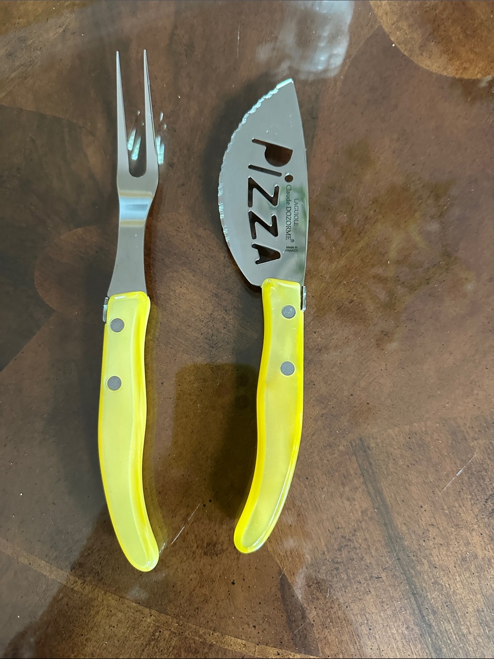 Laguiole Pizza Set in gorgeous yellow.
